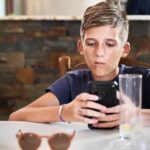 为啥孩子不爱找现实朋友，偏偏沉迷网上社交？