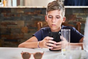 为啥孩子不爱找现实朋友，偏偏沉迷网上社交？