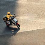 外卖大战周年考：美团贴身肉搏亏了234亿，王兴透露“今年一季度持续减亏”