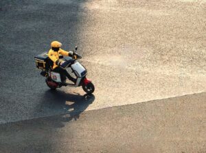 外卖大战周年考：美团贴身肉搏亏了234亿，王兴透露“今年一季度持续减亏”