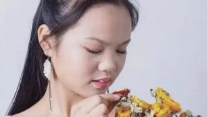 一件衣服擦干净了地铁，却擦不净人间的苦涩，真心希望好人有好报