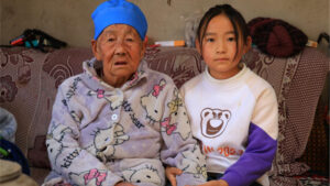 幼年失去父亲，妈妈在外无法顾家，三姐妹与84岁小脚奶奶相依为命