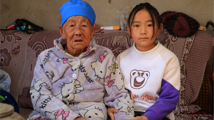 幼年失去父亲，妈妈在外无法顾家，三姐妹与84岁小脚奶奶相依为命