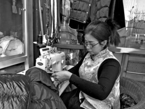 一把剪刀裁岁月 一针一线缝人生